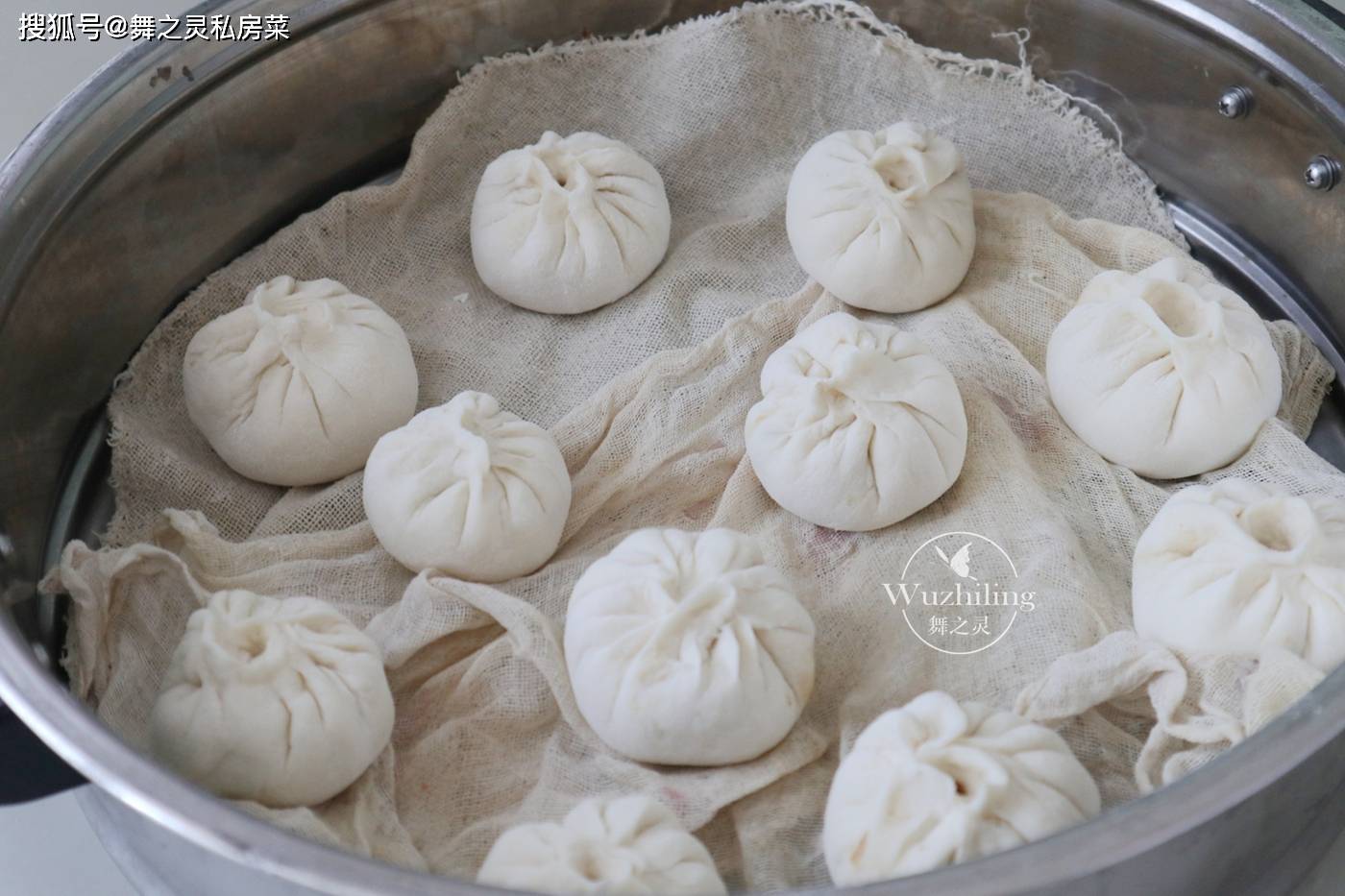 秋天吃包子,我家常用它做馅,肉香包子软,一口气吃5个