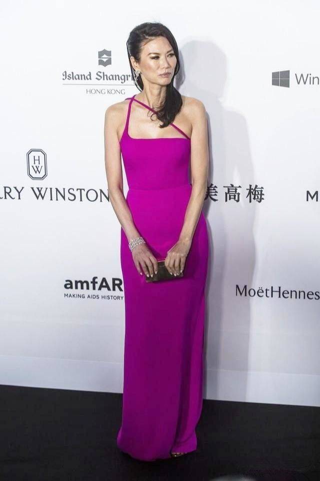 身材|51岁邓文迪虽然脸上皱纹明显，但身材却不输一线超模！