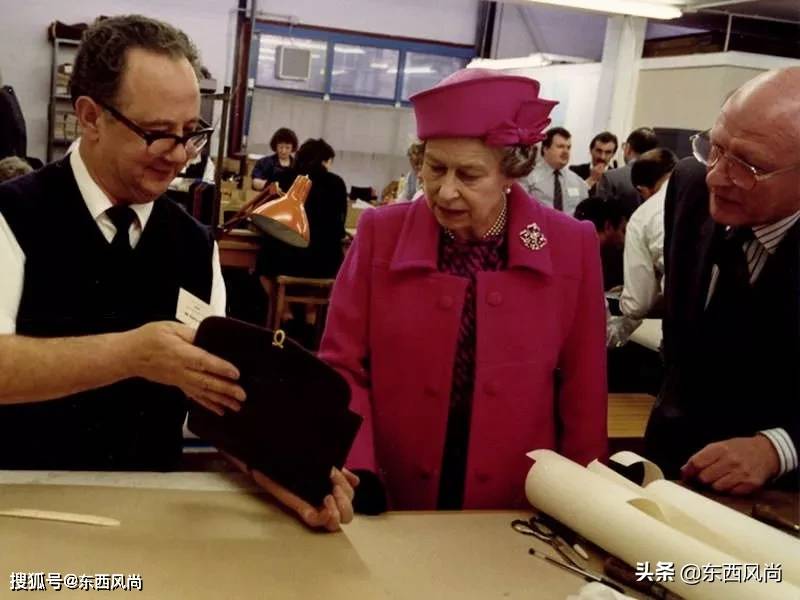 女王|94岁女王个人风格极其鲜明，不论穿什么颜色，总是搭同一款包包