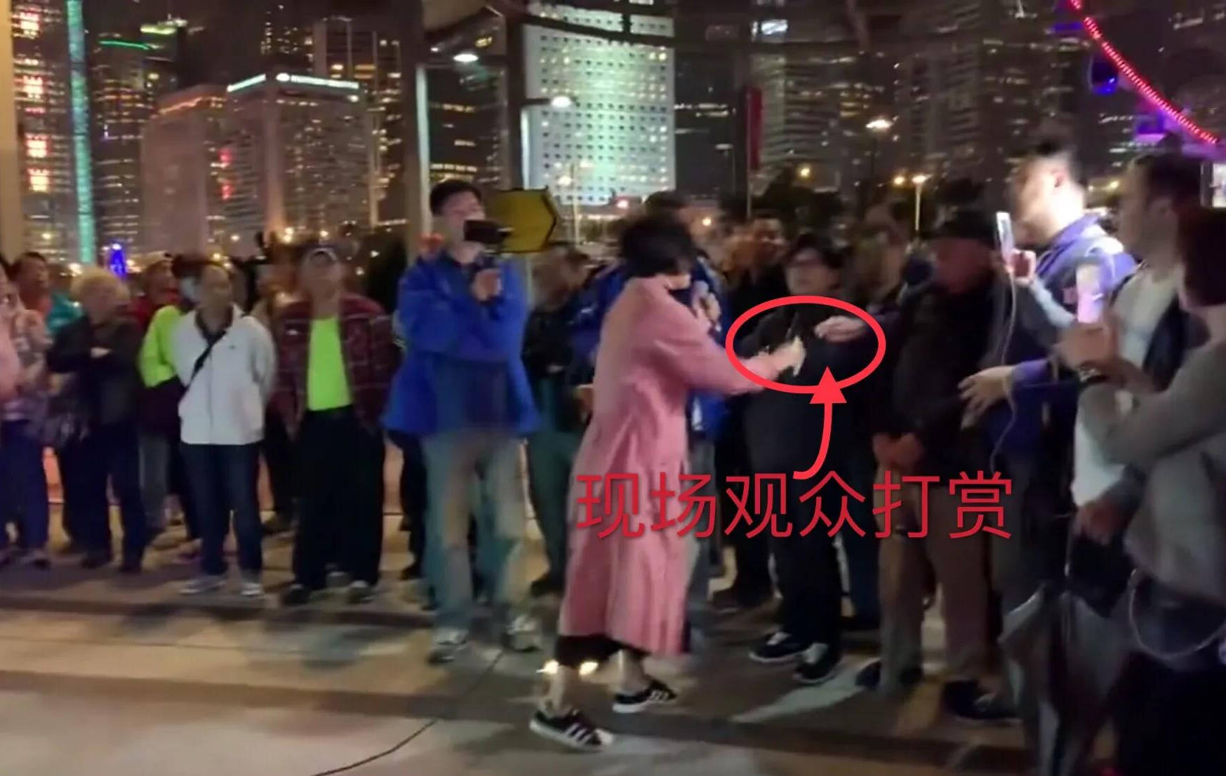 原创香港女歌手,《星光大道》总冠军街头卖唱,为梦想,一点都不丢人