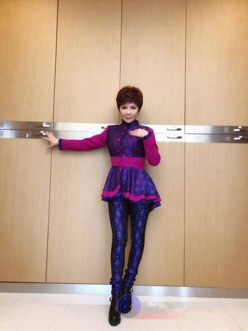 皱纹|蔡明不惧脸上的皱纹，大胆展露毫不掩饰，和时髦的穿搭成鲜明对比