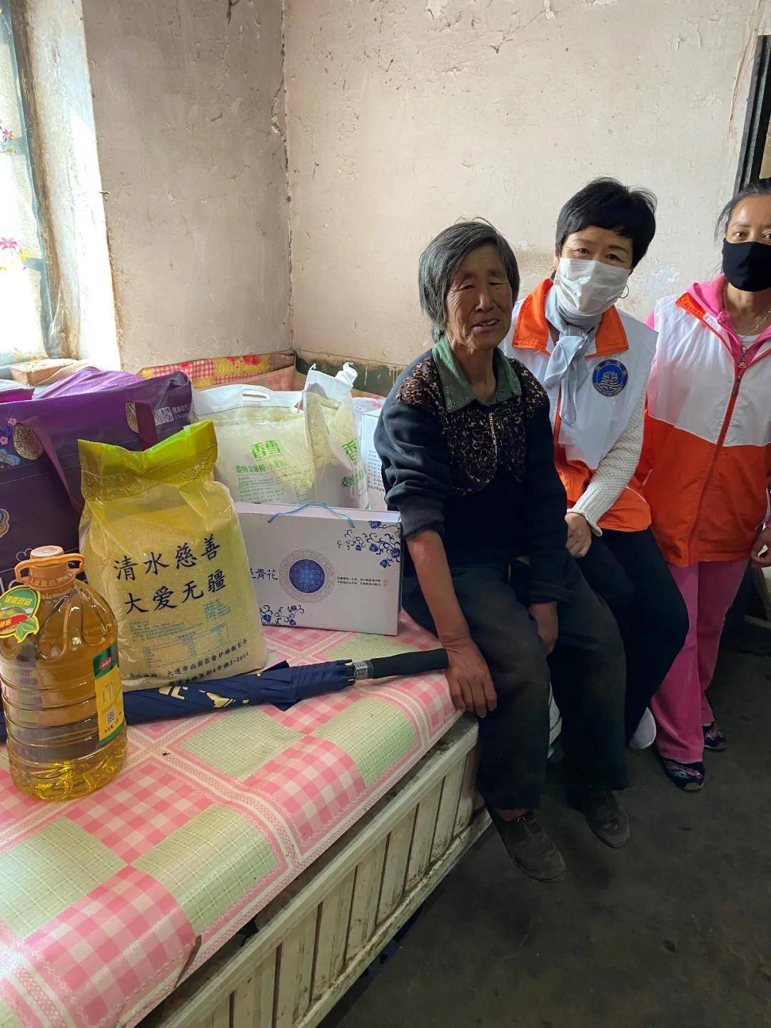 清水慈善为瓦房店祝华街道送爱心物资
