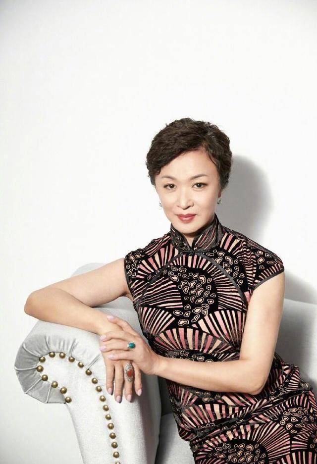 旗袍|53岁金星看秀太女人,灰裙大红唇显贵气,油光满面皱纹遮不住