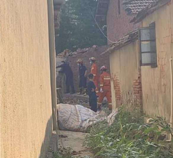 武汉新洲区双柳街古龙村一农民自建私房工地发生垮塌致10人受伤,2人
