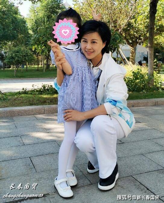 传奇网页私服丫鬟“彩霞”近照,优雅端庄气质好,依然活跃在演艺圈