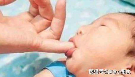 婴儿几个月会主动伸手 aa098d4f099a481eb5bd906048a4397a.jpeg