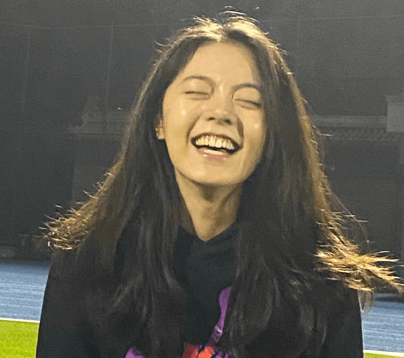 原创赵今麦晒中戏操场照片,截图放大,18岁大学生模样很真实