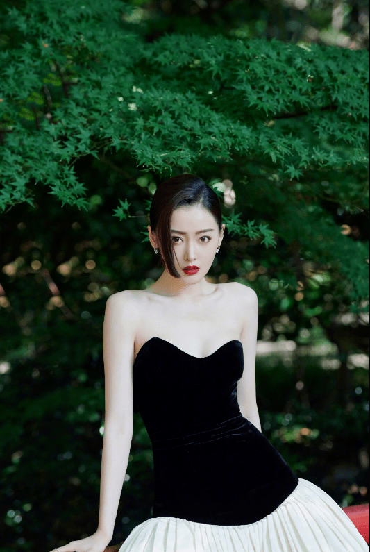 身段|静谧小树林拍出时尚大片，张天爱大胆秀腰，是真实存在的吗？
