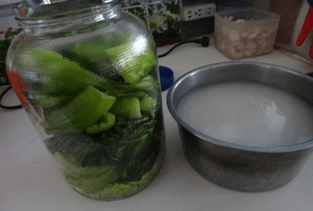 如何腌酸菜只加盐和水 1de55595d7044daca145c5b7b190fc06.png
