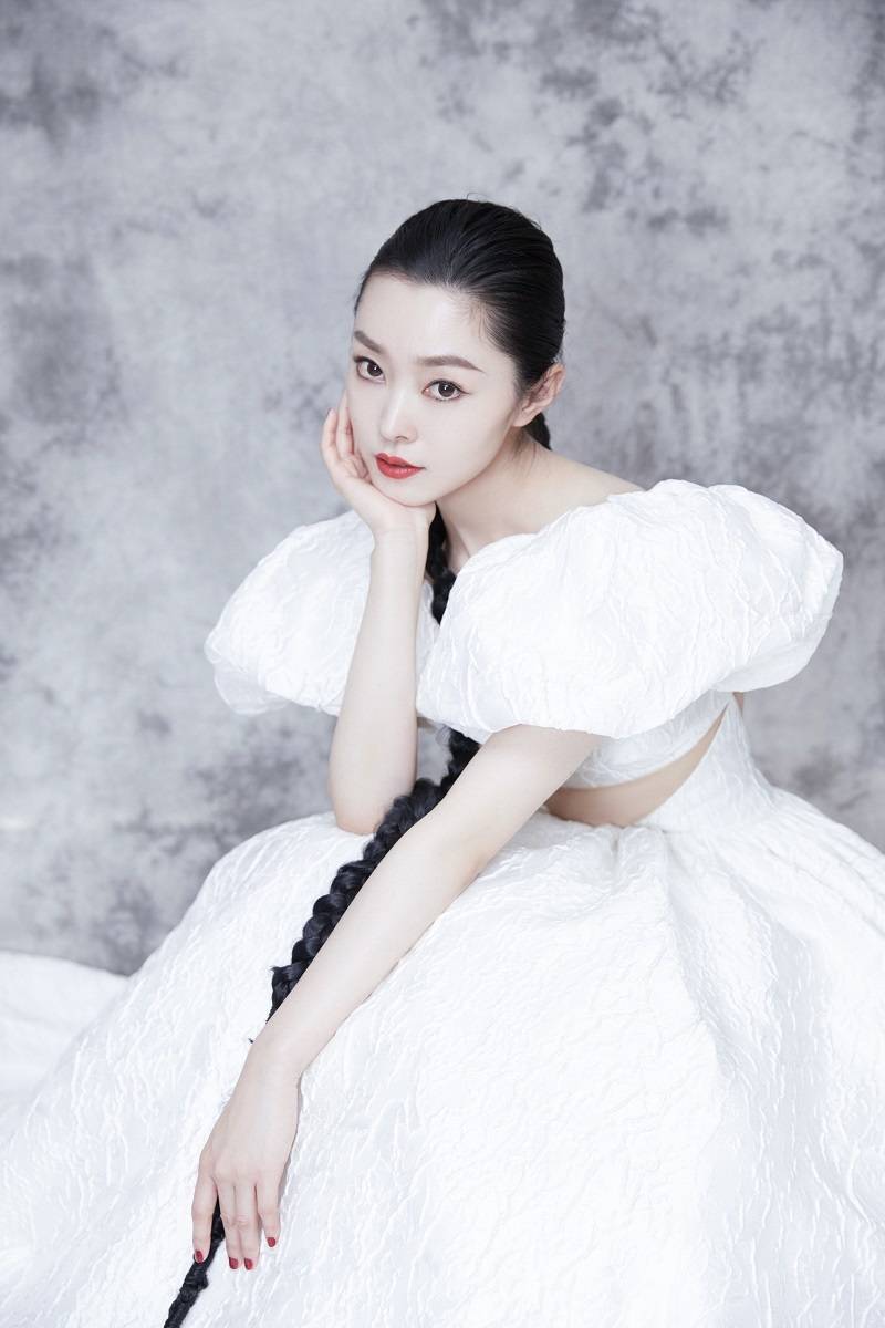 镂空|宋轶官宣成为知名珠宝品牌好友 镂空长裙出席活动优雅大方