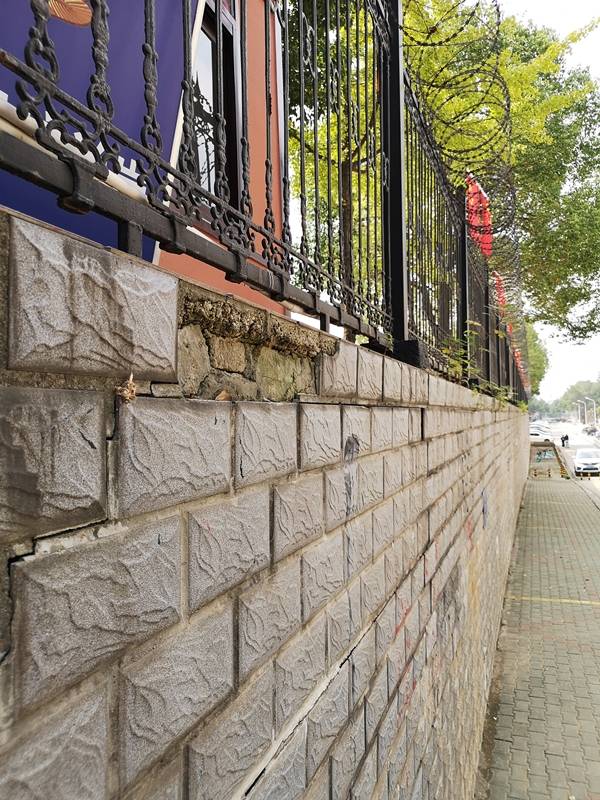 武汉光谷第五小学围墙瓷砖松垮存安全隐患
