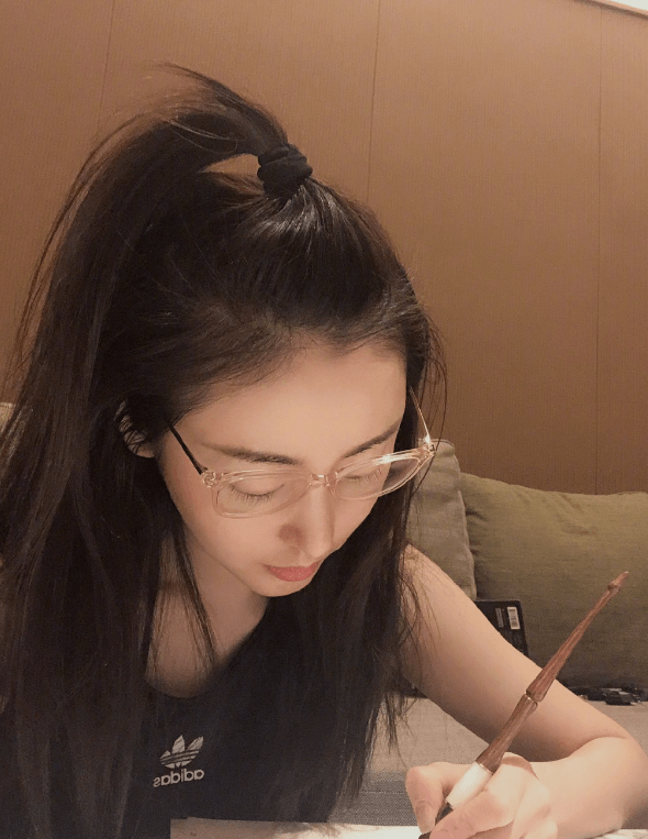 身段|静谧小树林拍出时尚大片，张天爱大胆秀腰，是真实存在的吗？