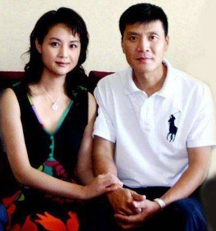 她被抛弃后带7岁女儿再婚,嫁小3岁老公,她待继子视如己出!