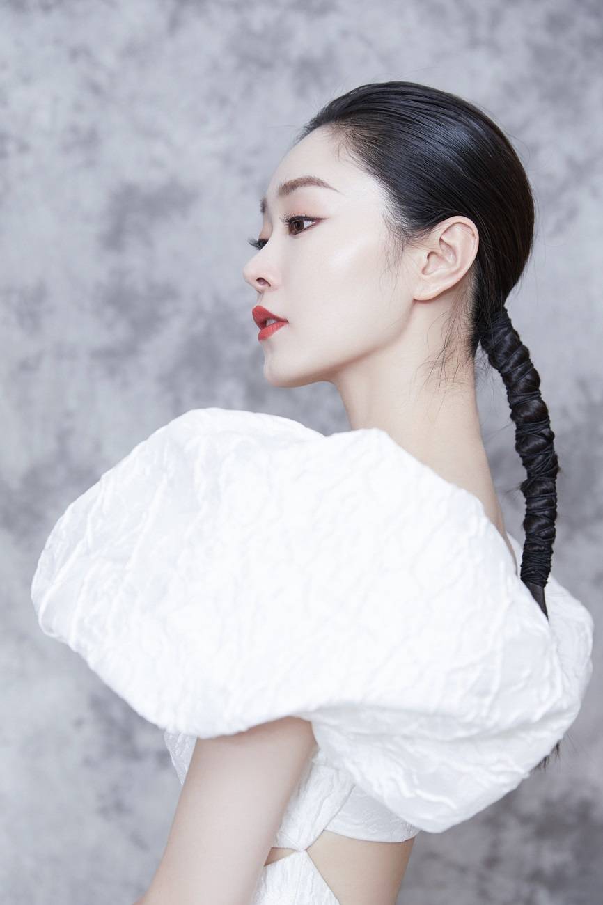 镂空|宋轶官宣成为知名珠宝品牌好友 镂空长裙出席活动优雅大方