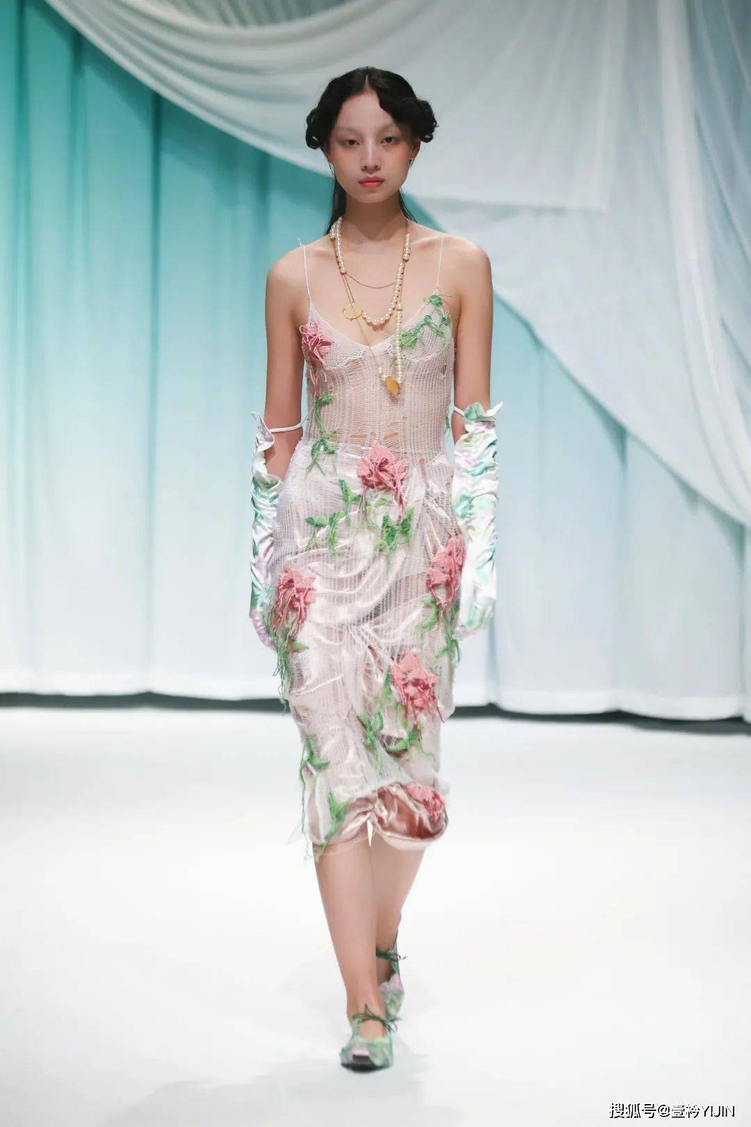 女性|新锐品牌yuhan wang国内首秀 | 极致的浪漫主义,拥抱女性的柔软力量