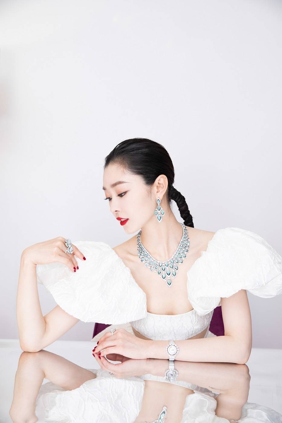 镂空|宋轶官宣成为知名珠宝品牌好友 镂空长裙出席活动优雅大方