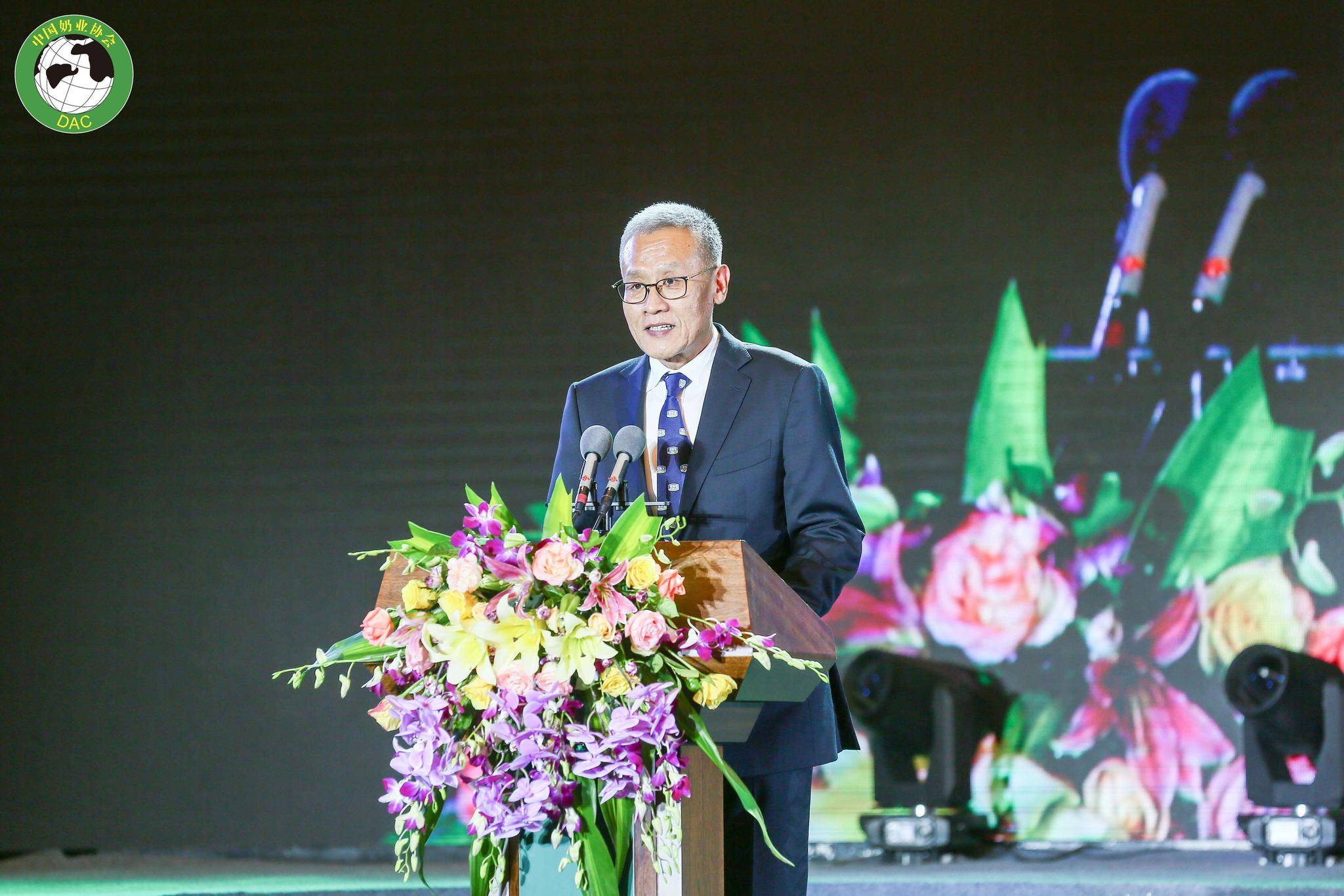 君乐宝董事长魏立华以前不敢拿名片现在很自豪荣幸