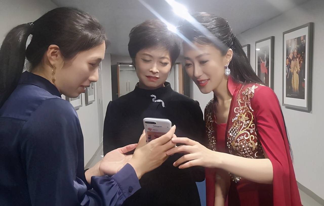 女人|明明52岁了，周涛怎么还那么优雅？女人该学会“冻龄”自己人生