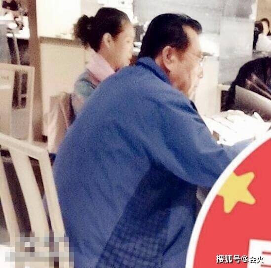 李双江梦鸽外出就餐无人识，被儿子拖累，81岁仍四处商演
