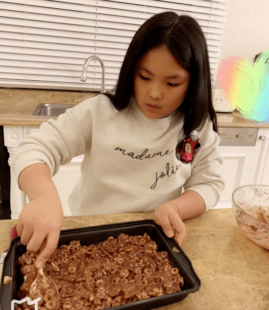 王诗龄|李湘晒王诗龄校服照，就读学校像城堡，学费25万对父母也有要求