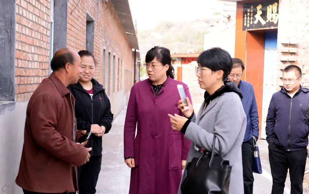 方山:张改玲在乡镇检查指导改厕工作