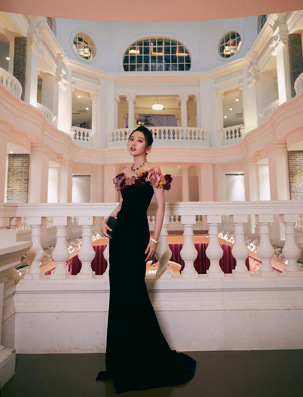 钟楚曦|宁静、娜扎、钟楚曦盛装出席时尚活动，唐艺昕产后首亮相暴露身材