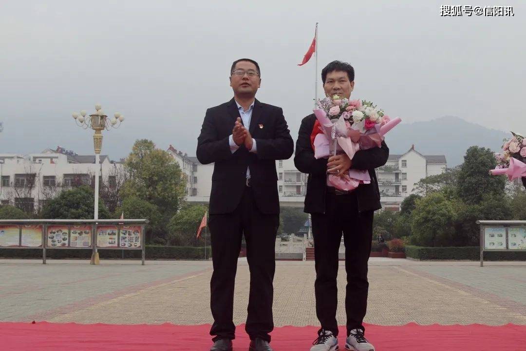 新县二高举行"向国旗敬礼"暨"茉莉月最美教师"颁奖仪式