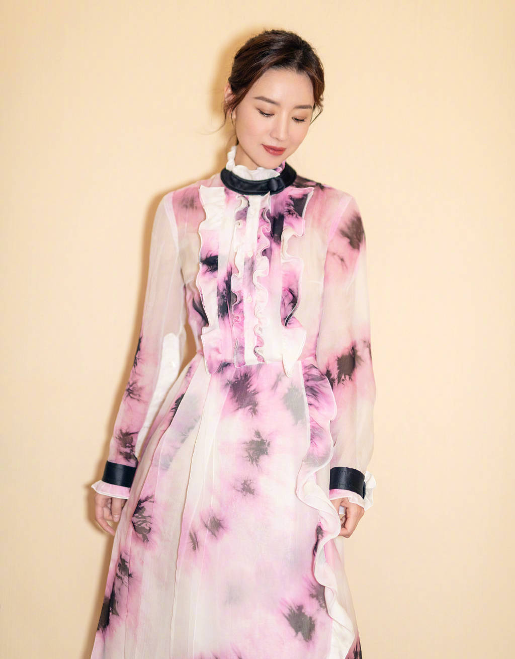 礼服|董洁40岁依然少女，穿斜肩礼服裙尽显好身材，美貌出众气质惊艳