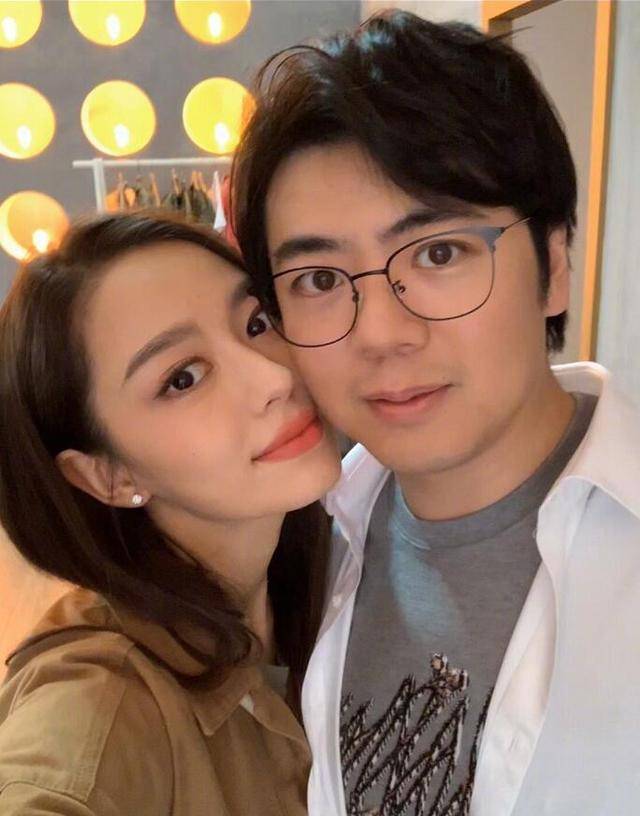 郎朗官宣老婆吉娜怀孕，配图不愧“钢琴家庭”