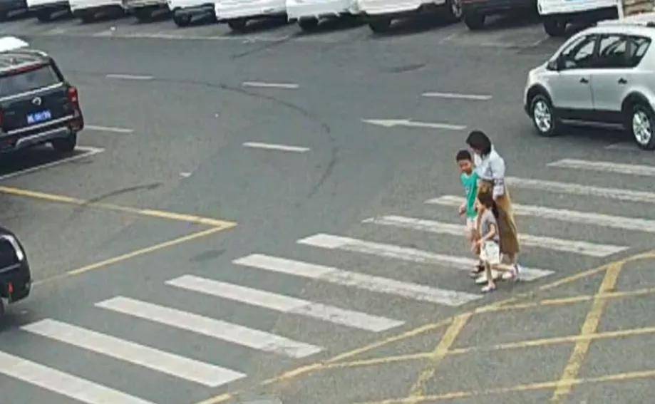 “孙豪同志，要求你立即停止工作，即刻执行！”