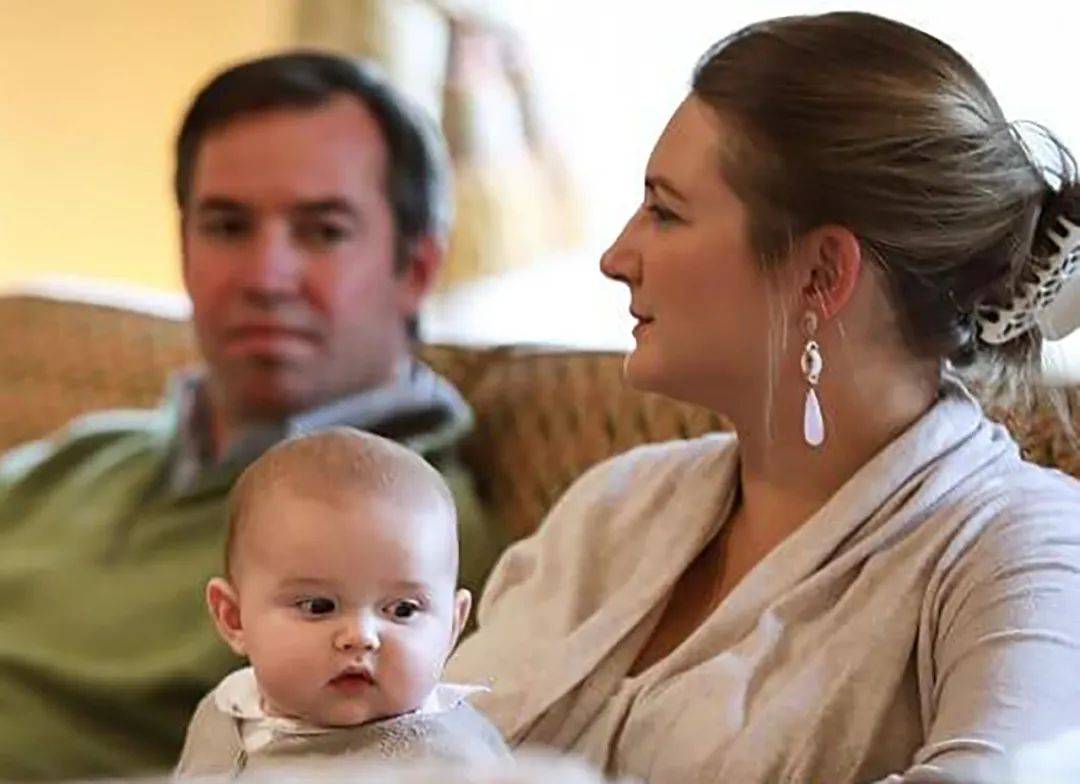 查尔斯|欧洲最有钱小王子长胖了，肉肉小身体撑开外套，摆出无辜脸萌萌哒