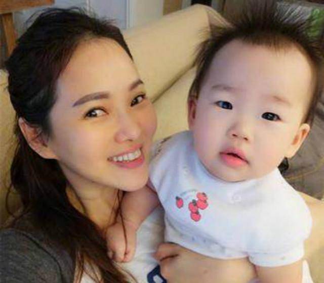 原创伊能静女儿"逆袭式"成长,妈妈美貌基因得以显现,女大十八变