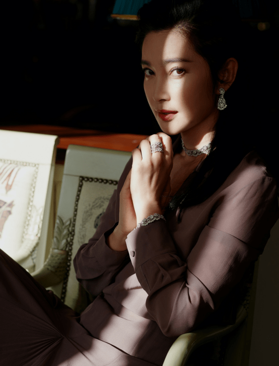 袁冰妍|李冰冰教你穿衣，袁冰妍喂你吃冰激凌…神仙般的日子不过如此！