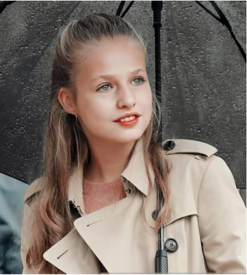 外套|莱昂诺尔穿499元绿裙现身，零下6度外穿白色外套，叠穿显轻熟