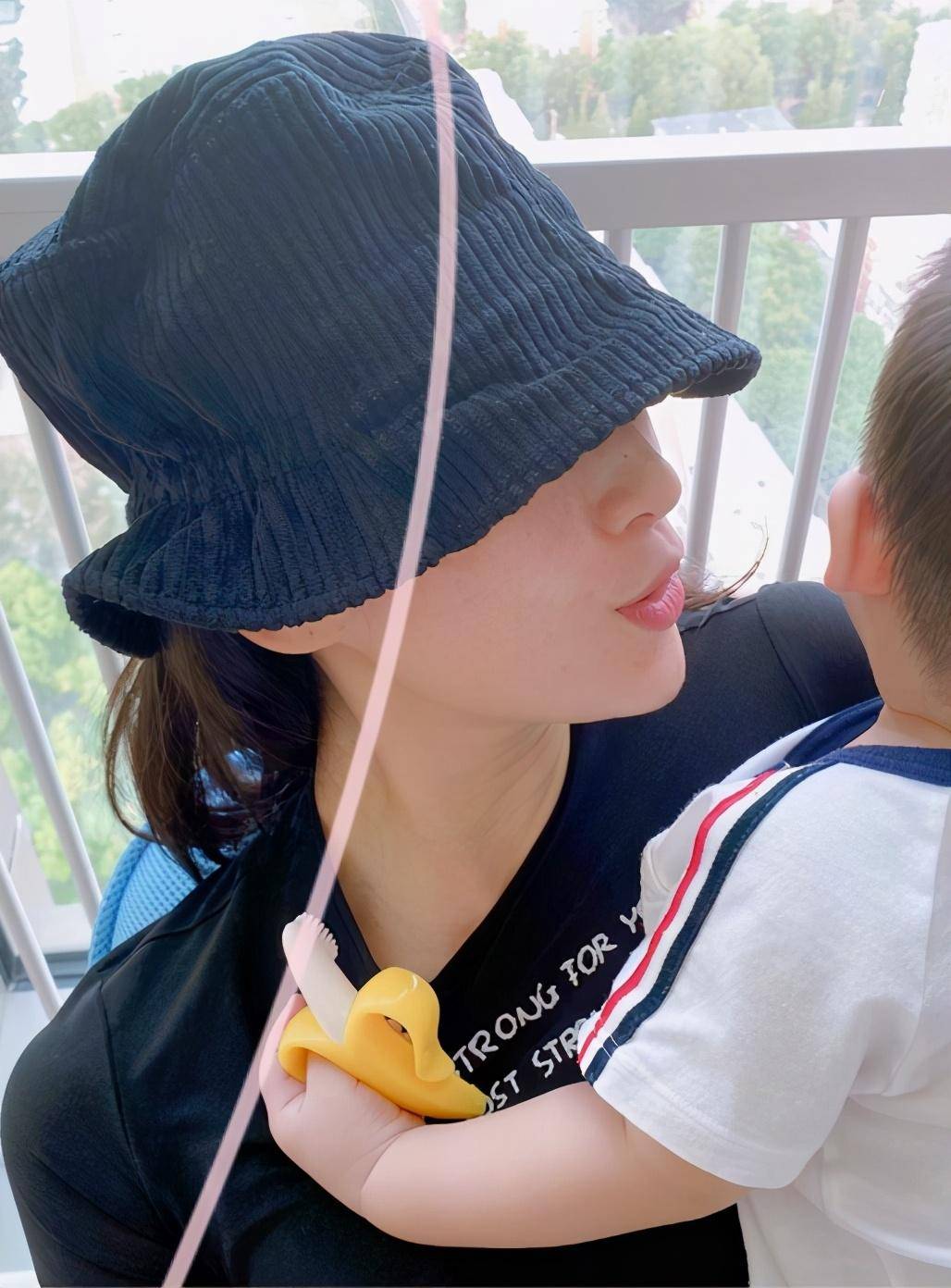 章子怡和汪峰约会看剧,忘开美颜曝光产后真实状态