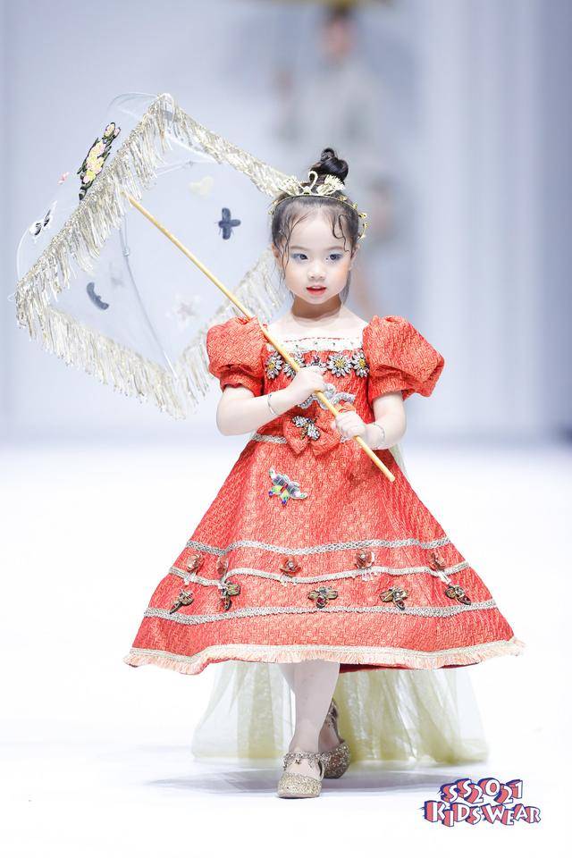 时尚|科技与时尚相融合——FUNNY DREAM高定礼服童装秀