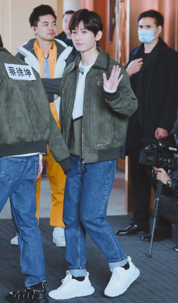 真比|成毅离开《琉璃》滤镜大变样，路透照如乡下人，真比不过蔡徐坤