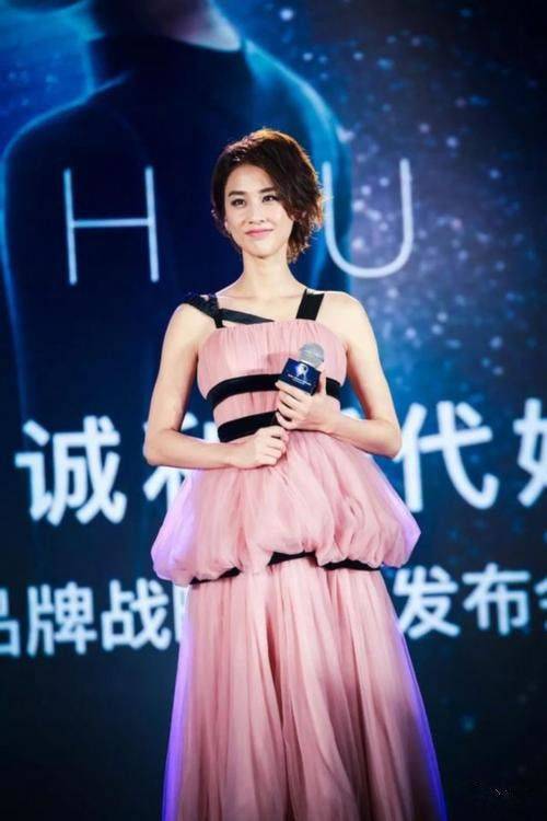 毛衣|黄圣依身材确实无敌，穿上黄色毛衣很显活力，可惜脸上细纹不少