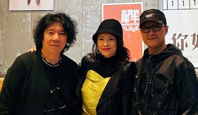 章子怡和汪峰约会看剧,忘开美颜曝光产后真实状态