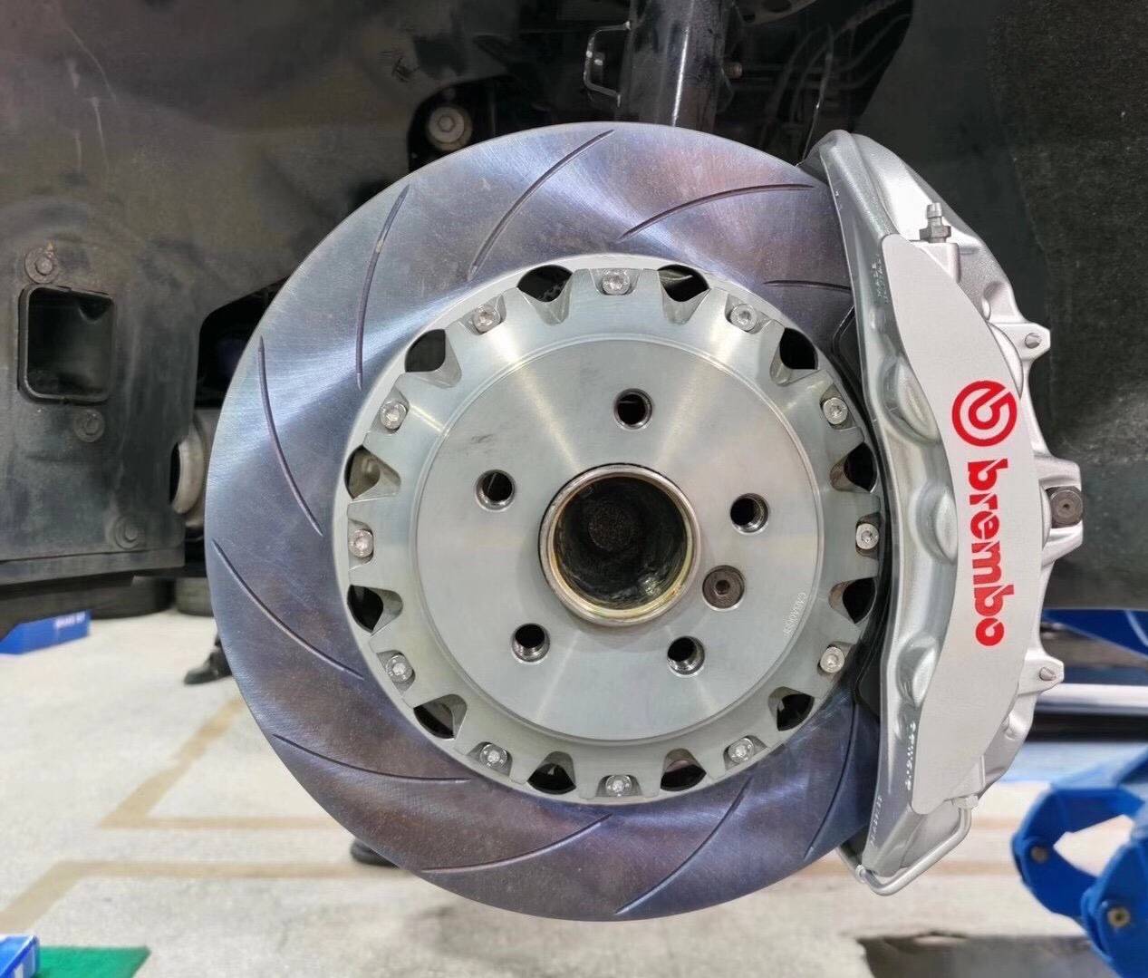 宝马3系g20刹车升级brembo v6大六活塞卡钳,制动效果好!