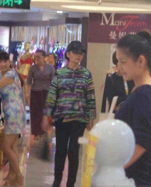 特征|潘虹有很明显的老年人特征,从不穿年轻的衣服,65岁一样漂亮!