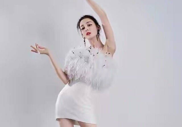 迪丽热巴穿白羽毛短裙,十分有韵味,身材纤细高挑