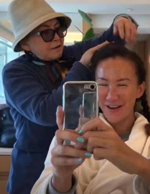 身材|李玟晒照拿帽子挡脸，身材好是真的，但素颜干瘦的像个老人！