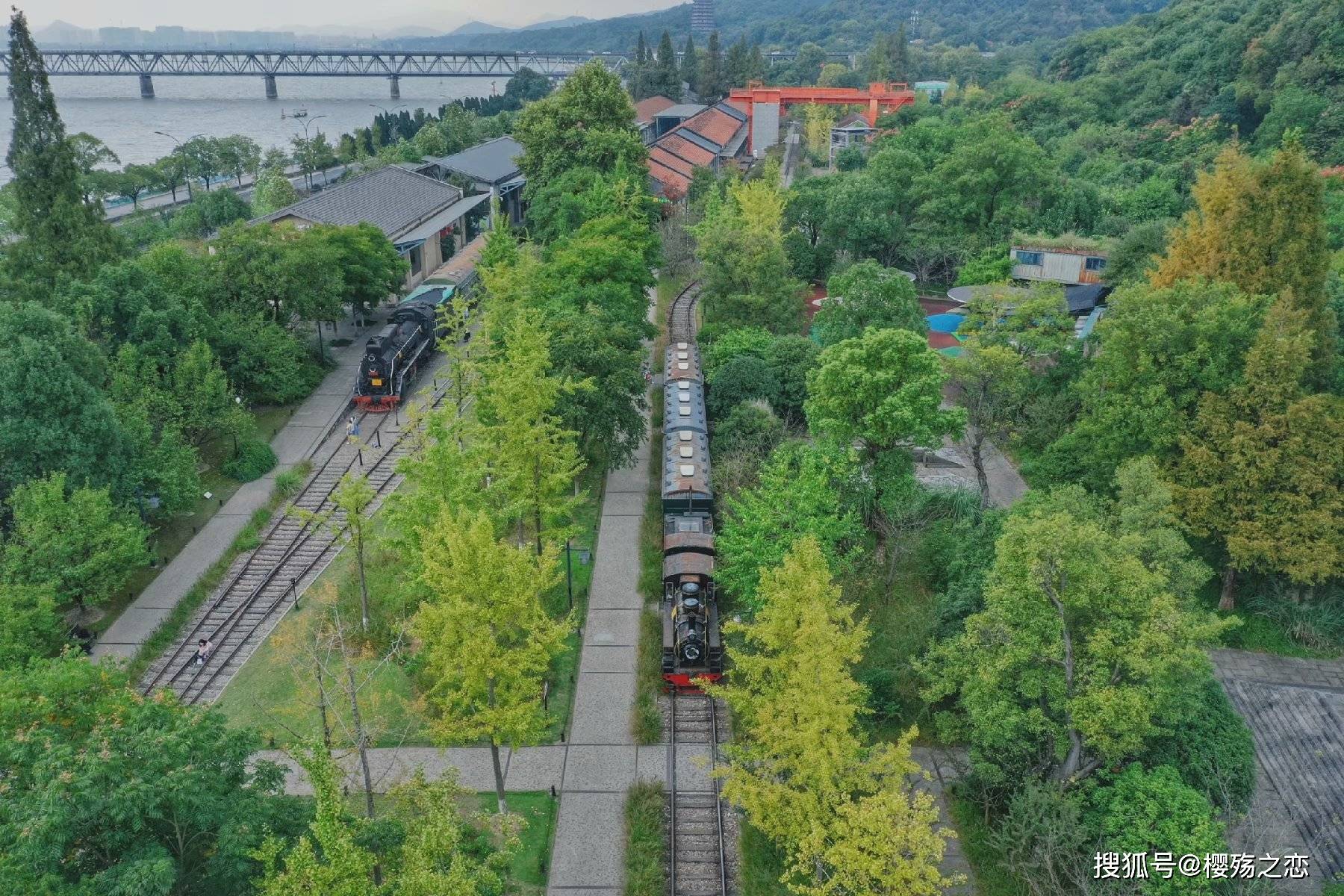 杭州最文艺的公园，因绿皮火车而闻名，堪称摄影师的天堂