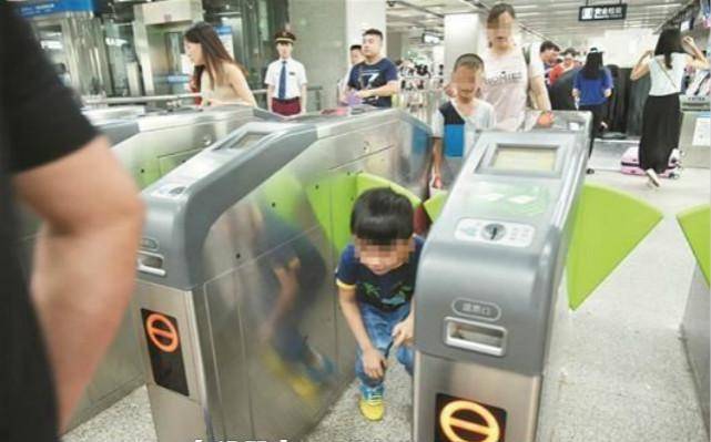 父母|孩子八岁前有这些“节俭”行为，将来容易没出息，父母不值得炫耀