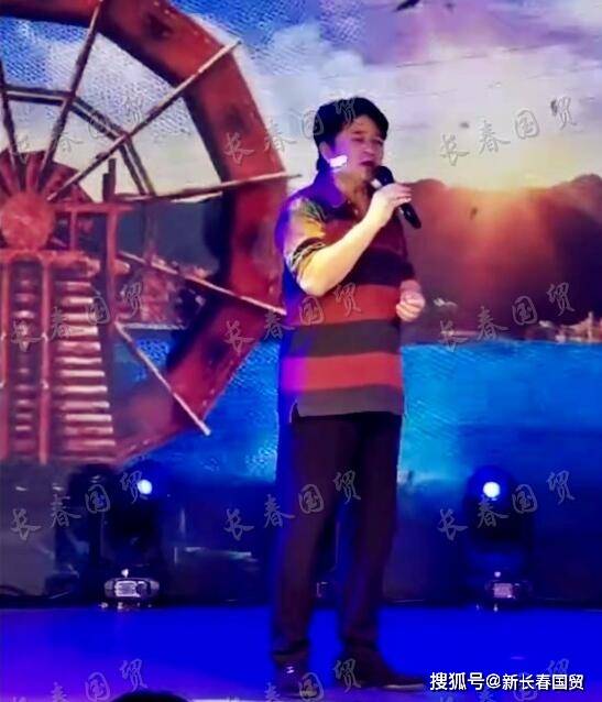 61岁毕福剑现身商演，生活节俭一件T恤穿十年