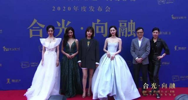 《涩女郎》红毯照曝光,殷桃水肿被批像男人婆
