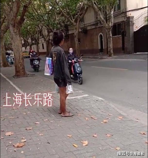 实拍上海街头流浪女,盘着丸子头碎碎念,网友:她邋遢的