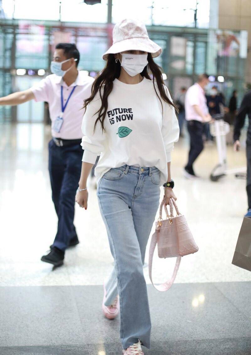 原创angelababy终于看上去胖一点了,穿卫衣配牛仔裤减龄时尚,超好看