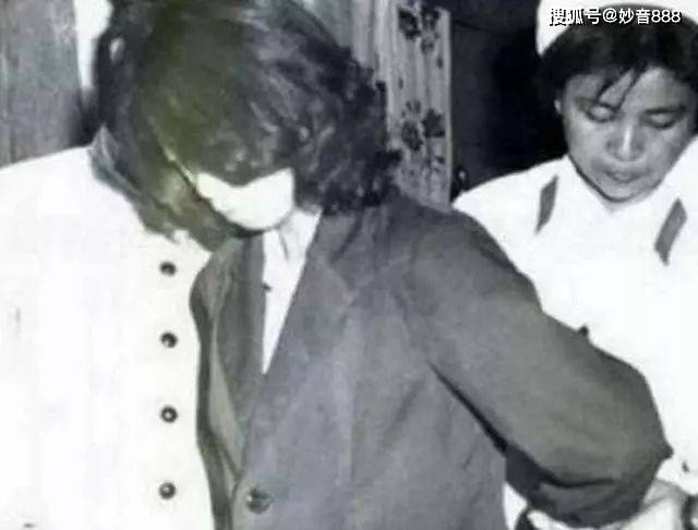 80年代中国老照片:这是犯了流氓罪的女犯人,80年代社会风气严重下滑
